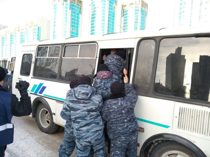 В Атырау идут задержания активистов Демократической партии