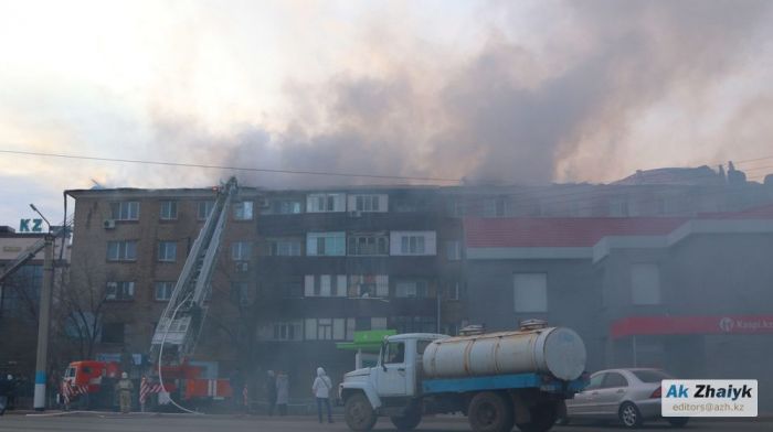 В Атырау горит многоэтажный дом 