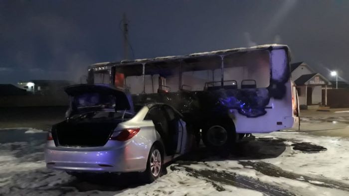 В Атырау в результате ДТП сгорел автобус