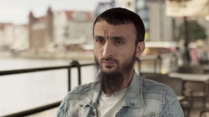 В сети появился ролик с нападением на известного блогера, критиковавшего власти Чечни
