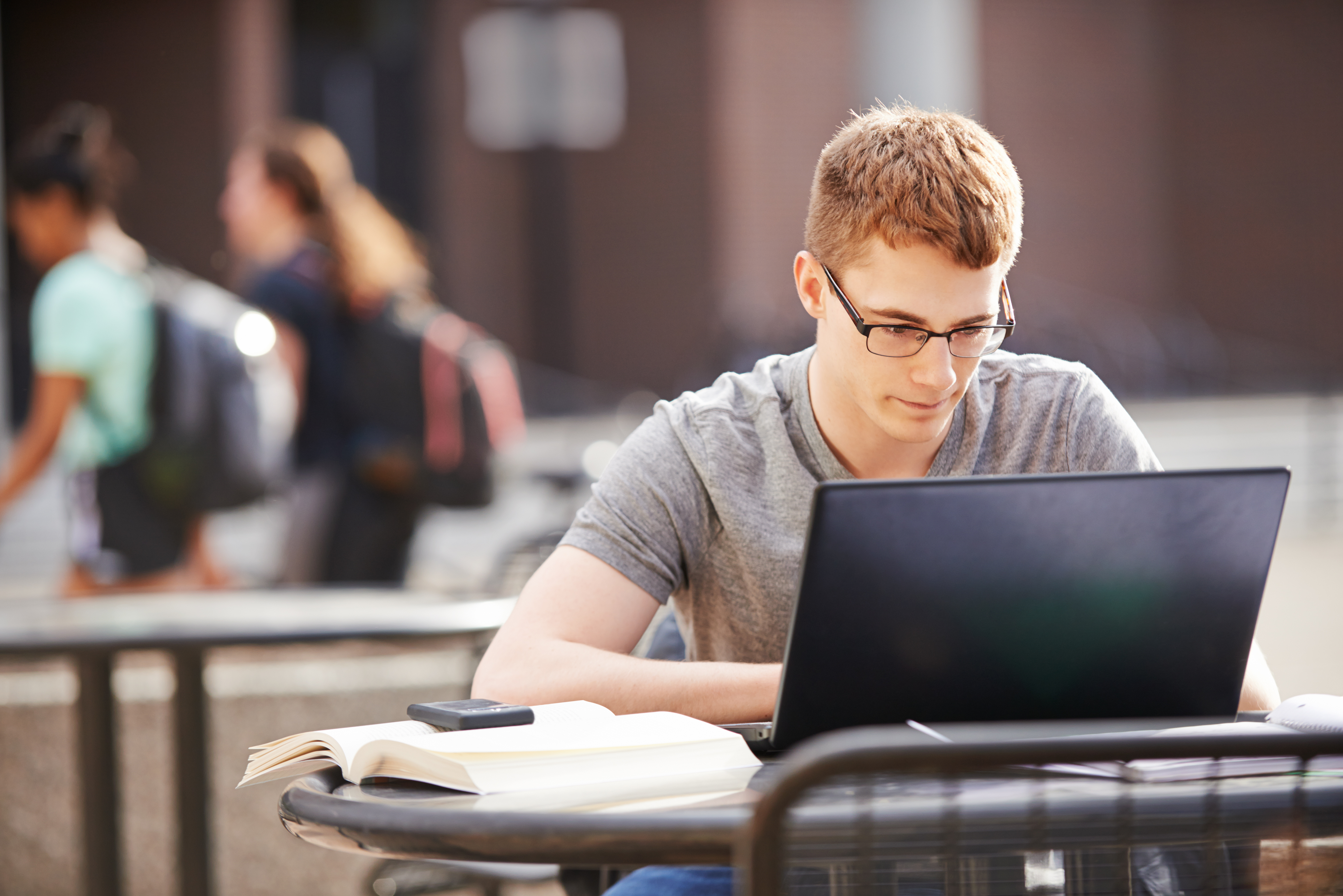Фото продвинутый. Человек за компьютером. Студент за ноутом. Подросток за компом. Студент с ноутбуком.