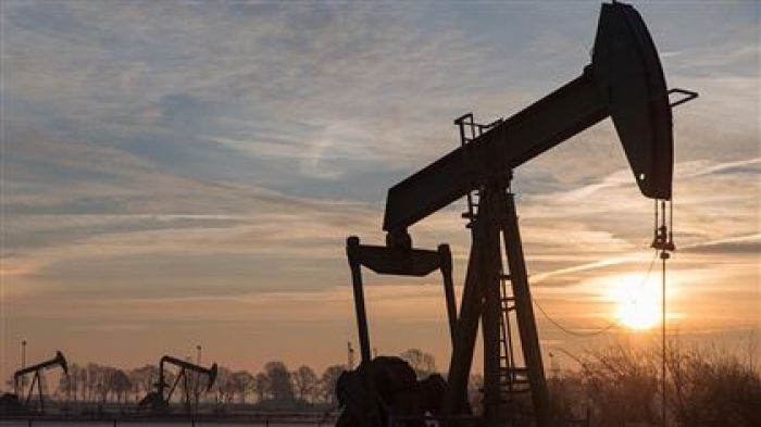 Цены на нефть на открытии торгов обвалились на 8%