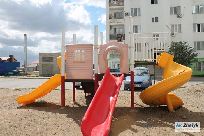 В Атырау начнут дезинфекционную обработку детских площадок и дворов 