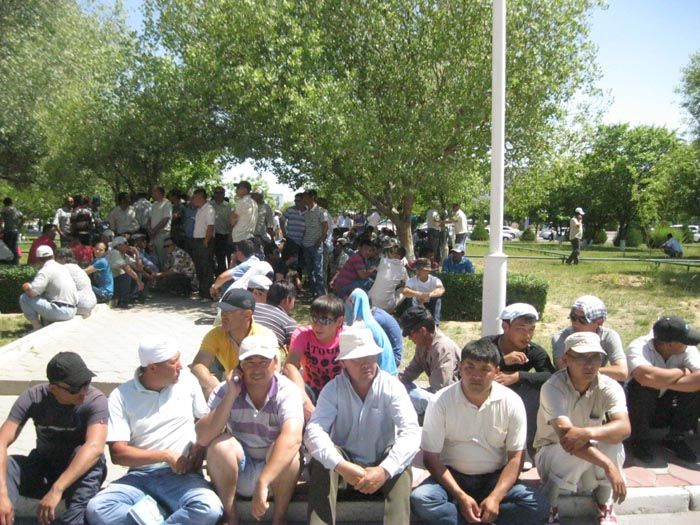 В Актау сотни нефтяников пикетируют акимат области