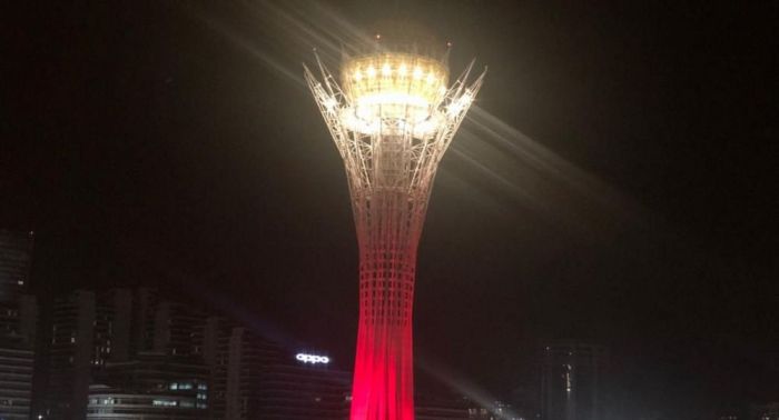 Байтерек поменял окраску в поддержку медиков 