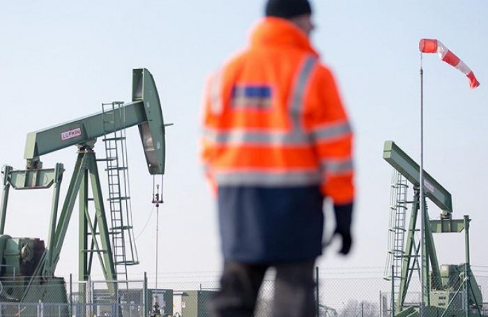 Крупнейшие производители нефти договорились о снижении добычи на 15%