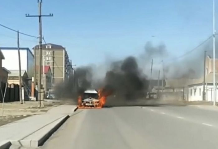 В Атырау сгорела машина Lada Largus