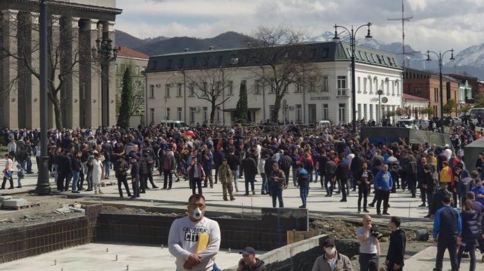 Жители Владикавказа вышли на протест против режима самоизоляции, потребовав отставки правительства