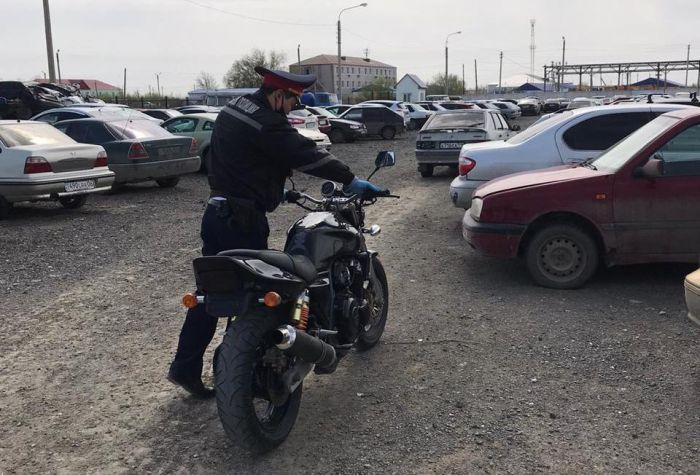 Ночной мотоциклист в Атырау схлопотал сразу шесть статей Адмкодекса