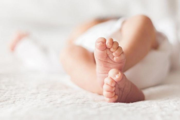 В Атырау инфицированная беременная родила девочку 