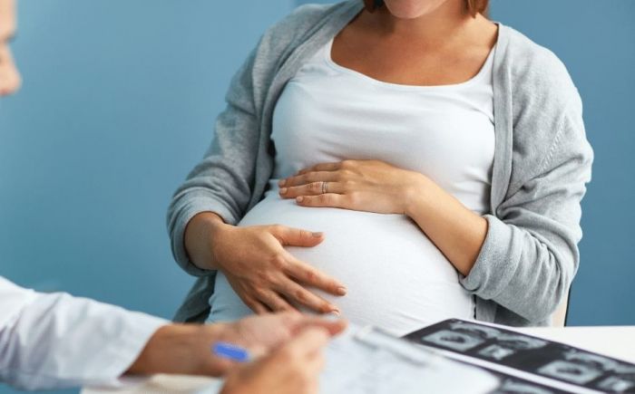В Атырау беременную держали в инфекционном стационаре  из-за ложного теста на COVID-19