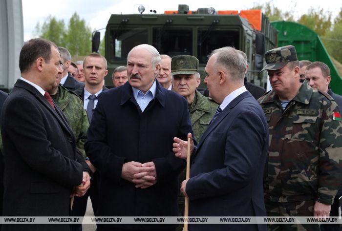 Лукашенко: «Не надо перед россиянами становиться на колени» 