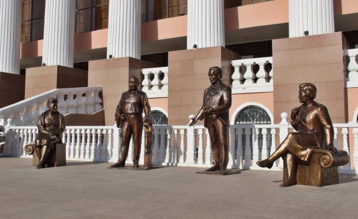 В Атырау появилась скульптурная композиция, посвящённая четырём Народным артистам