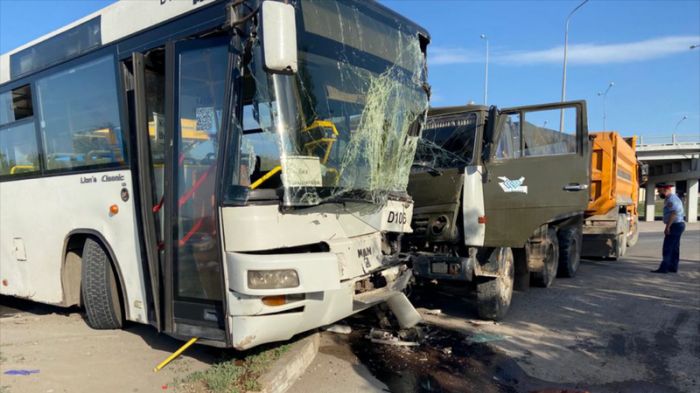 КамАЗ врезался в автобус в Нур-Султане: 13 человек пострадали 