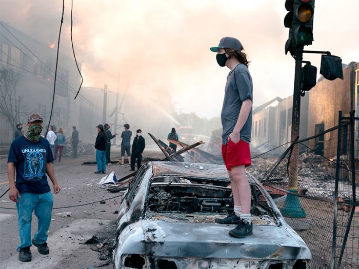 Беспорядки в США охватили 15 городов: Убит полицейский, горят машины