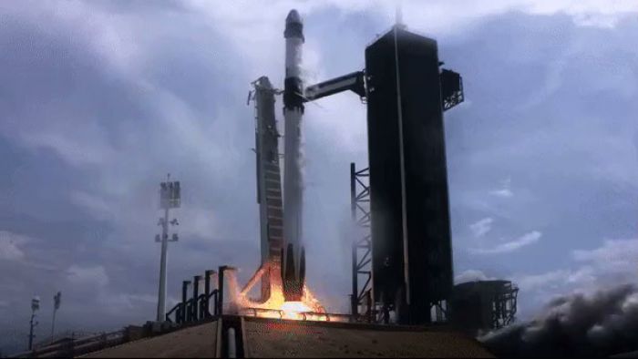 SpaceX провела первый в истории частный пилотируемый запуск в космос 