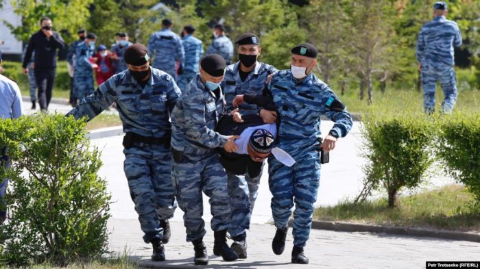 Полиция задержала протестующих в нескольких городах Казахстана