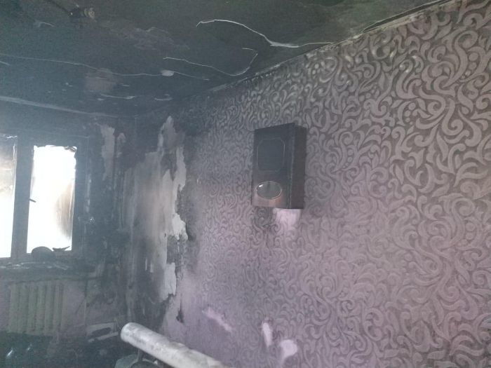 В Атырау пожарные спасли хозяйку горевшей квартиры