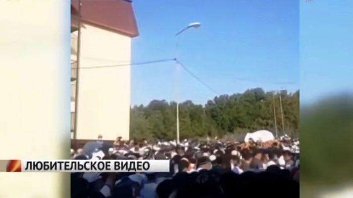 На похороны религиозного деятеля в Сарыагаше пришли сотни человек