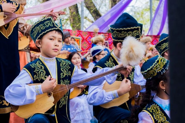 Токаев поздравил казахстанцев с Днём домбры