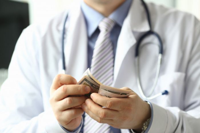 Покусились на «лакомые» надбавки к зарплате подчинённых медиков 