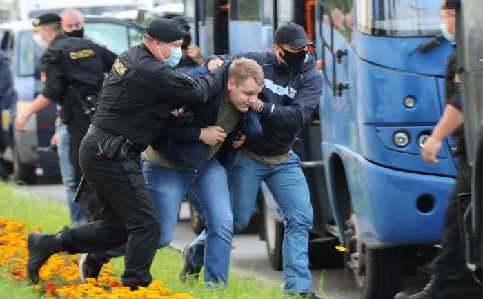 В Беларуси произошли столкновения с милицией на протестах из-за выборов 