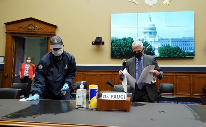 Главный инфекционист США усомнился в безопасности российской вакцины 