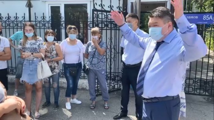 "Не морочьте голову". Жителей возмутило поведение нового санврача Алматинской области 
