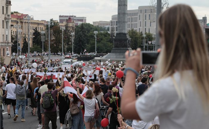 Колонны протестующих вышли к Дому правительства Белоруссии 