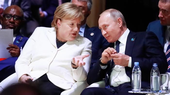 Меркель обсудила с Путиным отказ Белоруссии от насилия на протестах