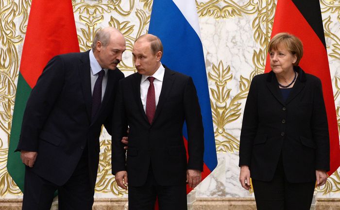 Лукашенко попросил Путина передать Меркель просьбу не вмешиваться 