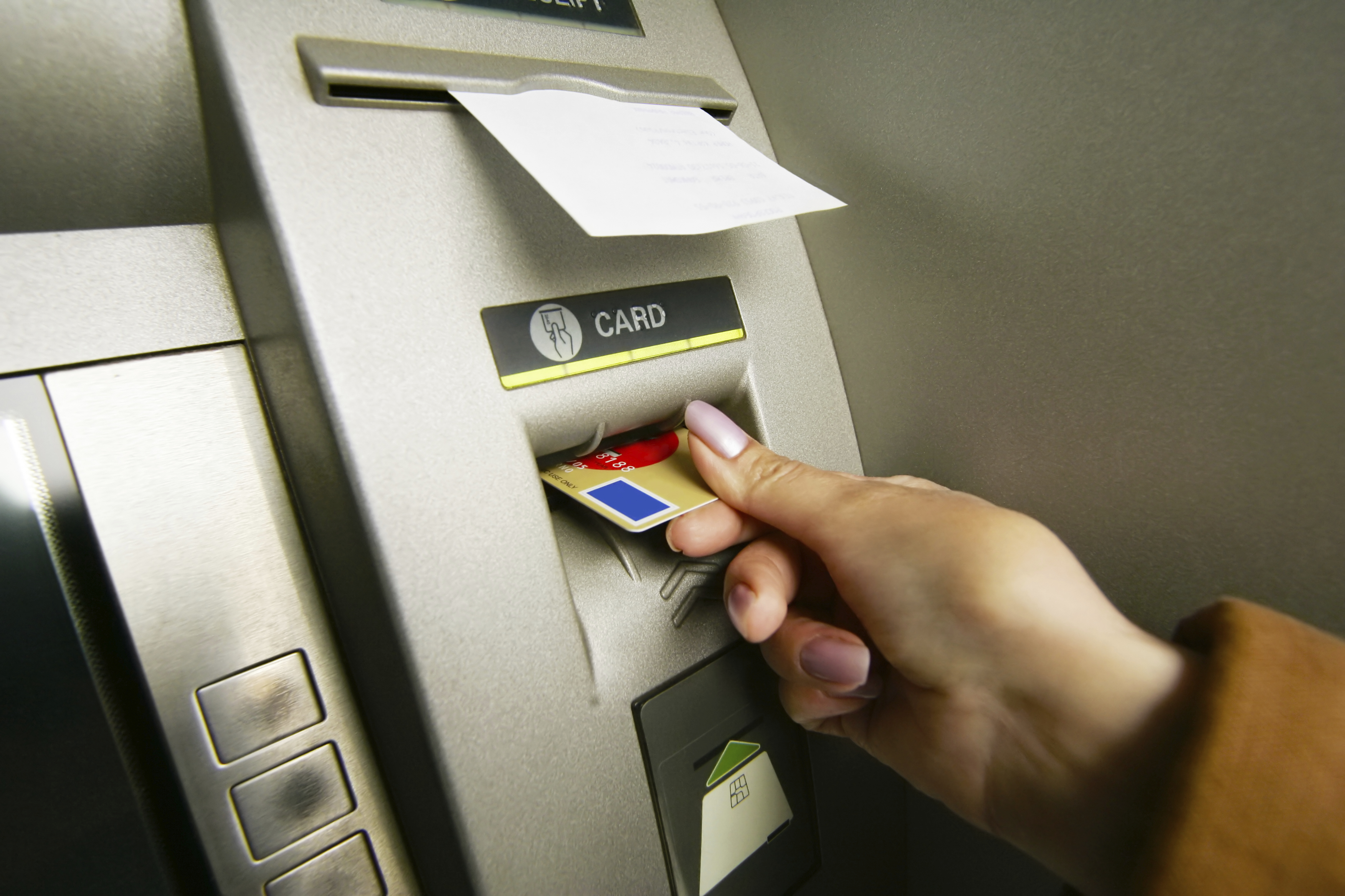 Можно снять деньги через телефон в банкомате. Карточка в банкомате. Банковская карта Банкомат. Банкомат (ATM). Деньги в банкомате.