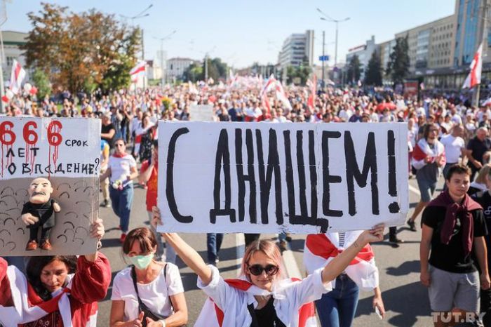 В центр Минска стянули военную технику и водометы, начались задержания