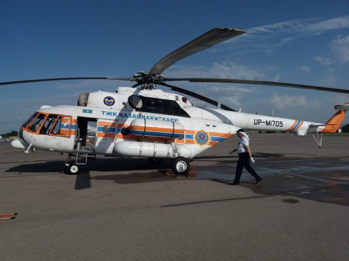 Вертолет из Шымкента тушит пожар на побережье Каспия