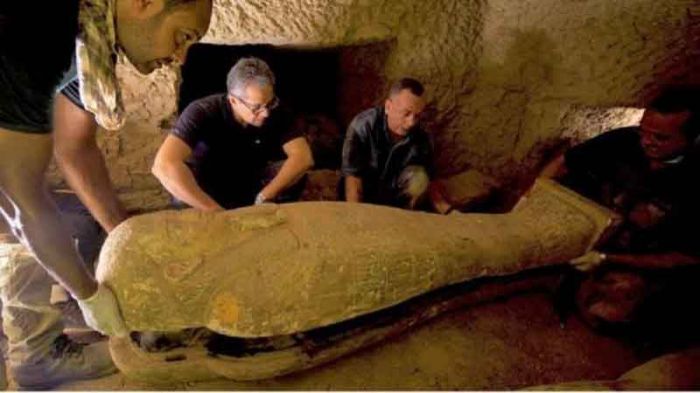 Египетские археологи откопали сразу 27 древних саркофагов