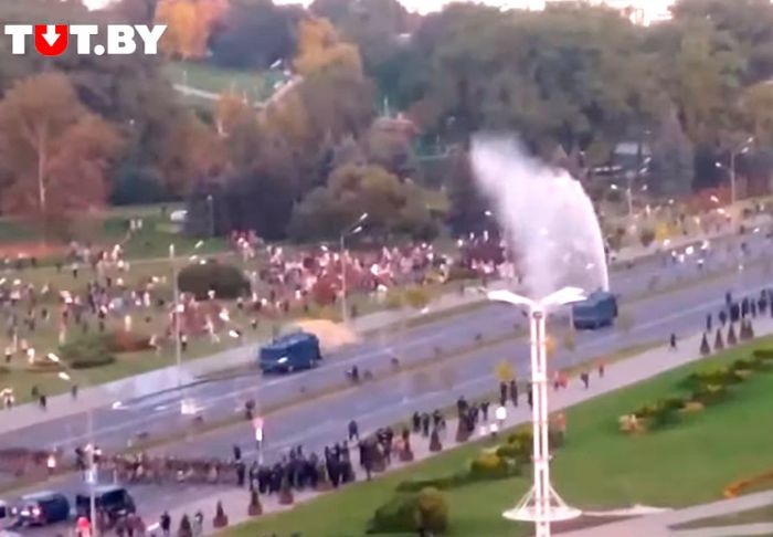 В Минске для разгона протестующих против тайной инаугурации Лукашенко применили водометы и слезоточивый газ 