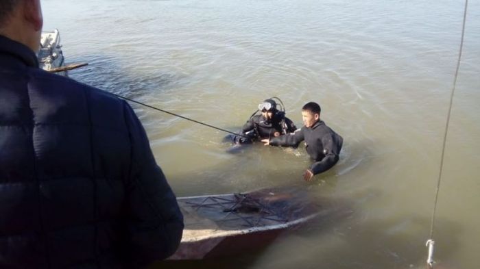 В ЗКО водитель утонул вместе с машиной при переправе через Урал 