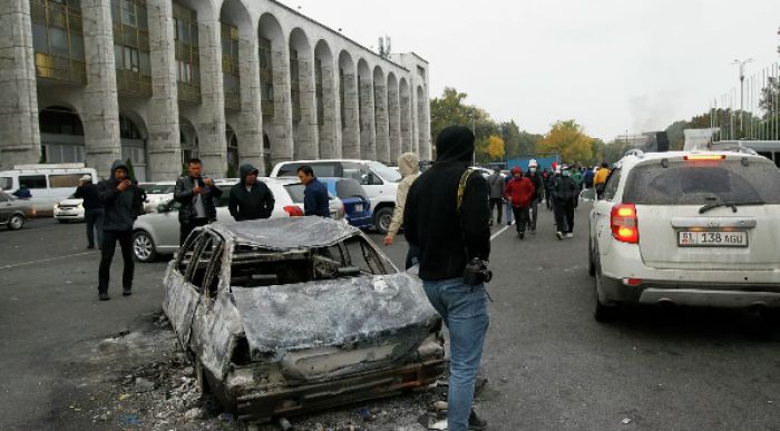 Протестующие в Бишкеке заняли здание правительства 