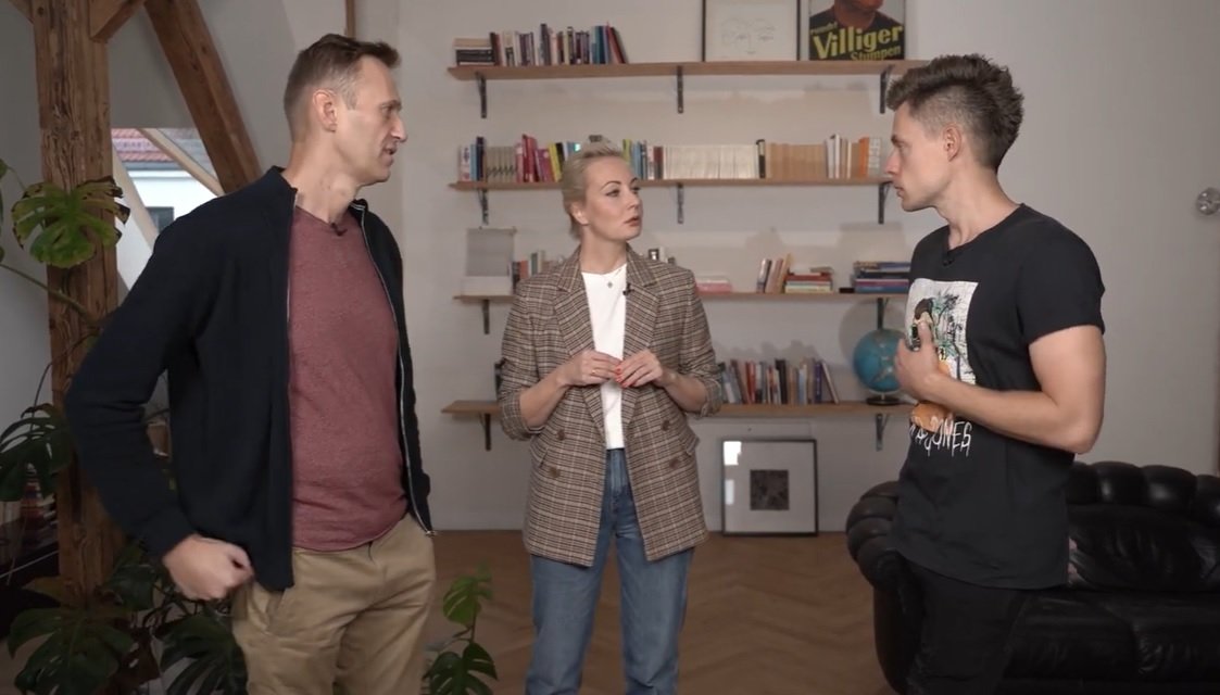 Дудь берет интервью. Навальный интервью Дудю.