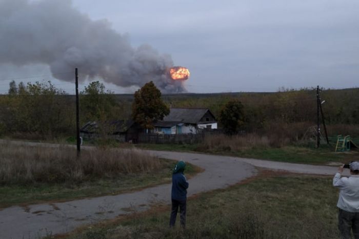 В бывшей воинской части в России горят склады с боеприпасами