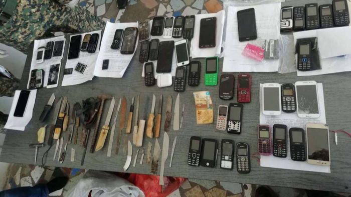 В колонии под Алматы у осуждённых нашли 50 телефонов и 35 колюще-режущих предметов