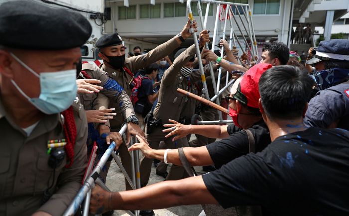 СМИ сообщили о введении в Бангкоке режима ЧП из-за протестов 