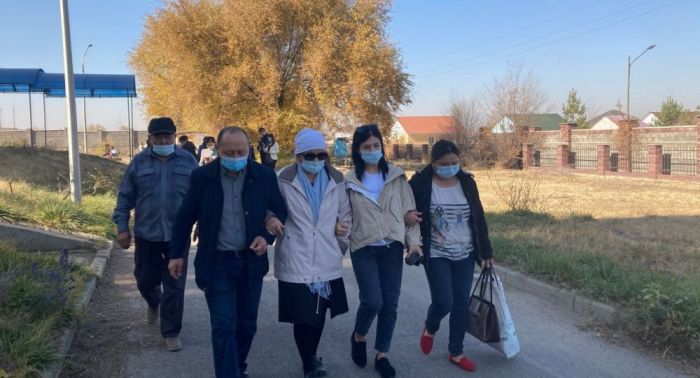 "И пожизненного мало": родные погибших полицейских в Алматы недовольны приговором 