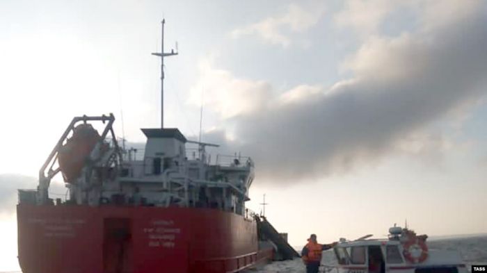 Поиск моряков с аварийного танкера в Азовском море прекращён