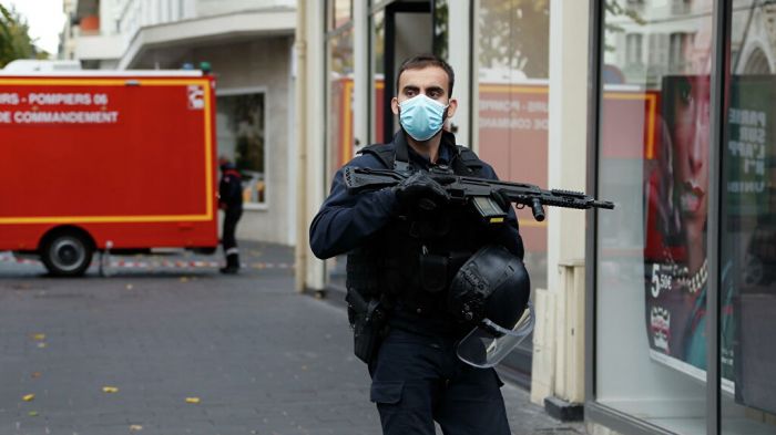 Вторая атака во Франции: Мужчина пытался напасть с ножом на полицейских