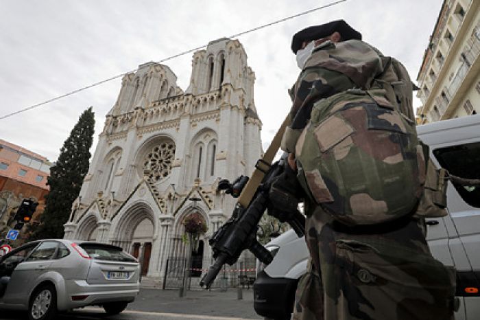 Премьер Франции пообещал беспощадный ответ на теракт в Ницце