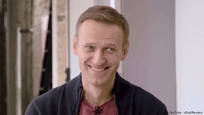 Навальный впервые после отравления вышел в прямой эфир "Навальный Live" 