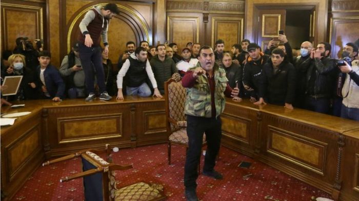 Демонстранты ворвались в здание парламента Армении и избили спикера 