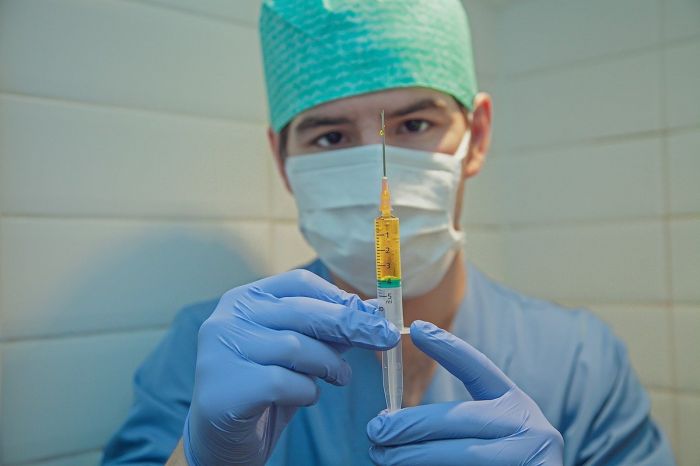 В России у трех медиков, привитых вакциной "Спутник V", выявили коронавирус 