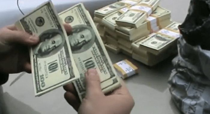 Алматинца подозревают в сбыте фальшивых купюр почти на 900 тысяч долларов 